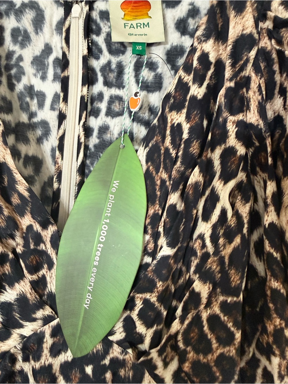 FARM Rio NWT Cheetah Animal-print satin midi dress, featuring a V-neckline XS . - Picture 6 of 14
